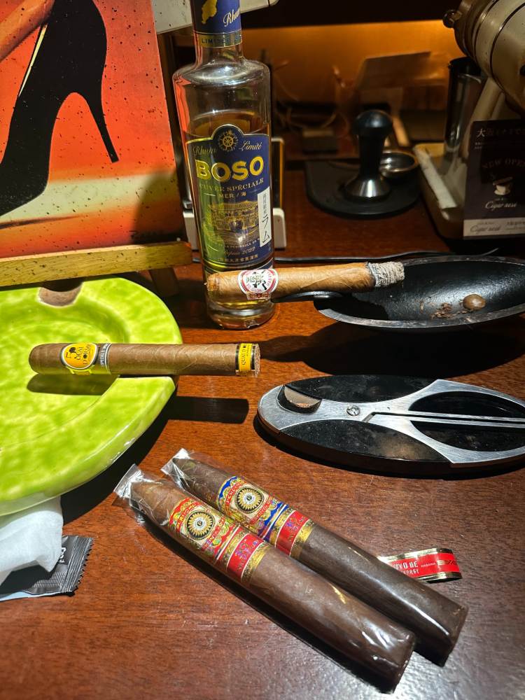 Smoking At CigarNest Cigar Lounge in Japan Smoking At CigarNest Cigar Lounge in Japan